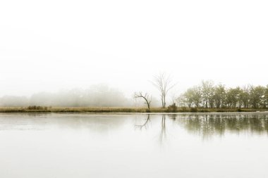 16 Ağustos 2020, Shennongjia, Hubei, Çin, sabah bir göl.