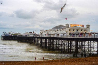 Akşamları Brighton İskelesi 'nde. Birleşik Krallık Denizi Sakin bir hava ile