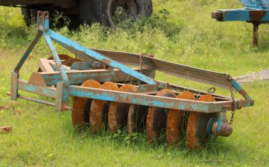 The disc harrow is an agricultural tool used for cultivating soil.