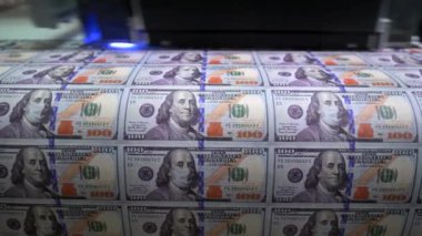 Benjamin Franklin portresi üzerinde koruyucu tıbbi yüz maskesi olan 100 dolarlık banknot. Covid-19 salgını sırasında ekonomik kriz. 100 dolarlık banknot. 4K yüksek kaliteli görüntü