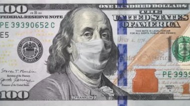 Benjamin Franklin portresi üzerinde koruyucu tıbbi yüz maskesi olan 100 dolarlık banknot. Covid-19 salgını sırasında ekonomik kriz. 100 dolarlık banknot. 4K yüksek kaliteli görüntü