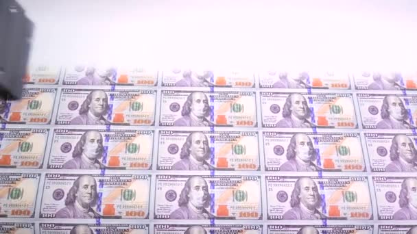 Сто доларів з захисною медичною маскою на портреті Бенджаміна Франкліна. Економічна криза під час пандемії Covid-19. 100 доларів банкноти. 4k високоякісних кадрів — стокове відео