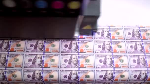 Száz dolláros bankjegy, orvosi maszkkal Benjamin Franklin portréján. Gazdasági válság a Covid-19 világjárvány idején. 100 dolláros bankjegy. 4k kiváló minőségű felvételek — Stock videók