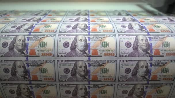 Hundert-Dollar-Schein mit medizinischem Mundschutz auf Benjamin Franklin-Porträt. Wirtschaftskrise während des Covid-19-Pandemiekonzepts. 100-Dollar-Schein. 4k hochwertiges Filmmaterial — Stockvideo