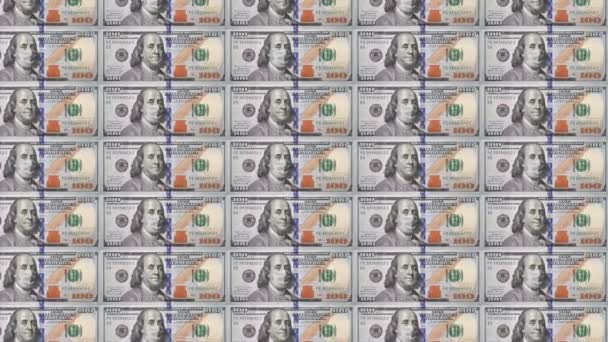 Benjamin Franklin portresi üzerinde koruyucu tıbbi yüz maskesi olan 100 dolarlık banknot. Covid-19 salgını sırasında ekonomik kriz. 100 dolarlık banknot. 4K yüksek kaliteli görüntü — Stok video