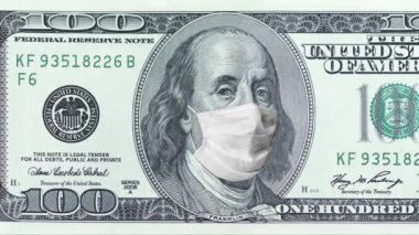Benjamin Franklin 'in Noel şapkası takan koruyucu tıbbi maskeli 100 dolarlık banknot. Covid-19 salgını sırasında ekonomik kriz. 100 dolarlık banknot. 4K yüksek kaliteli görüntü