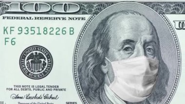Benjamin Franklin 'in Noel şapkası takan koruyucu tıbbi maskeli 100 dolarlık banknot. Covid-19 salgını sırasında ekonomik kriz. 100 dolarlık banknot. 4K yüksek kaliteli görüntü