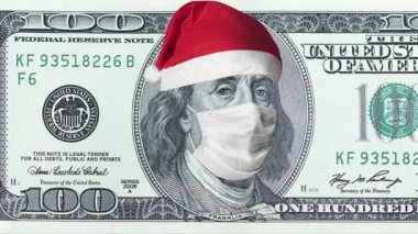 Benjamin Franklin 'in Noel şapkası takan koruyucu tıbbi maskeli 100 dolarlık banknot. Covid-19 salgını sırasında ekonomik kriz. 100 dolarlık banknot. 4K yüksek kaliteli görüntü