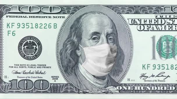 Uma nota de cem dólares com máscara protectora médica no Benjamin Franklin no chapéu de Natal. Crise económica durante o conceito de pandemia de Covid-19. Nota de 100 dólares. 4k imagens de alta qualidade — Vídeo de Stock