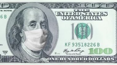 Benjamin Franklin 'in Noel şapkası takan koruyucu tıbbi maskeli 100 dolarlık banknot. Covid-19 salgını sırasında ekonomik kriz. 100 dolarlık banknot. 4K yüksek kaliteli görüntü