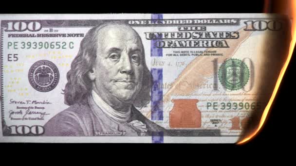 One hundred usd dollar bill with Benjamin Franklin portrait burning from fire. Economic Crisis concept. 100 dollar banknote. 4k high quality video — Stock Video