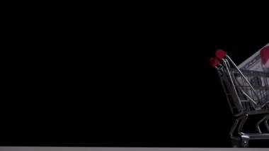 Tıbbi maske takmış 100 kişi. COVID-19 salgını sırasında küresel ekonomideki kriz. Yüksek kalite 4k görüntü