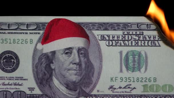 Yeni yıl şapkasında yanan 100 dolarlık banknot. Yüksek kalite 4k görüntü — Stok video