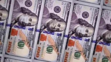 Tıbbi bir maskenin içinde yüz dolar. COVID-1 salgını sırasında küresel ekonomi. Yüksek kalite 4k görüntü