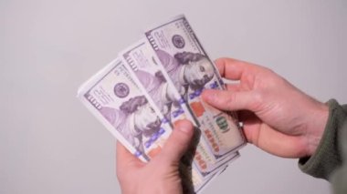 Tıbbi bir maskenin içinde yüz dolar. COVID-1 salgını sırasında küresel ekonomi. Yüksek kalite 4k görüntü