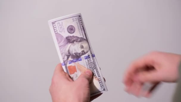 Honderd dollar in een medisch masker. De wereldeconomie tijdens de COVID-1 pandemie. Hoge kwaliteit 4k beeldmateriaal — Stockvideo