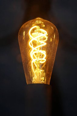 Parlak spiralli eski bir Edison ampulü