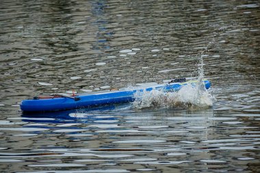 Suya atlayan bir adamdan su sıçrıyor.