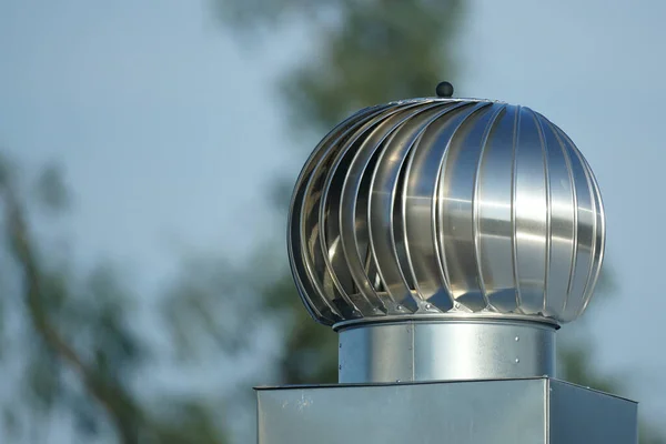 Ventilador de metal de aire sobre fondo azul cielo —  Fotos de Stock