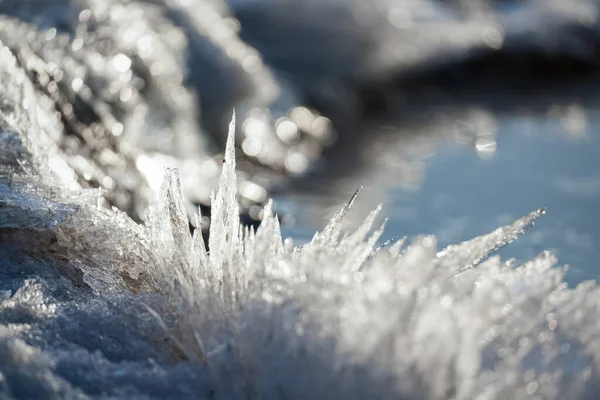 Cristalli di ghiaccio primo piano messa a fuoco selettiva, sfondo sfocato — Foto Stock