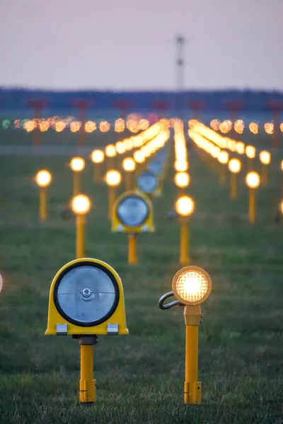 Faros de luces de pista en el aeropuerto en el fondo del cielo de la noche —  Fotos de Stock