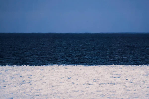 Zimní pobřeží v barvách estonské vlajky — Stock fotografie