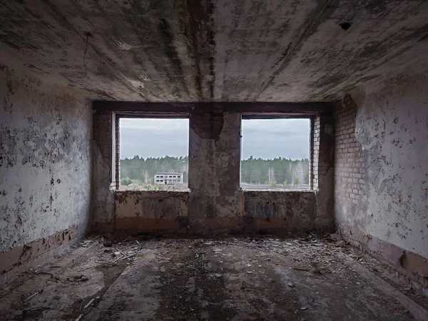 Fenster ohne Glas in einem dunklen, verlassenen Raum — Stockfoto