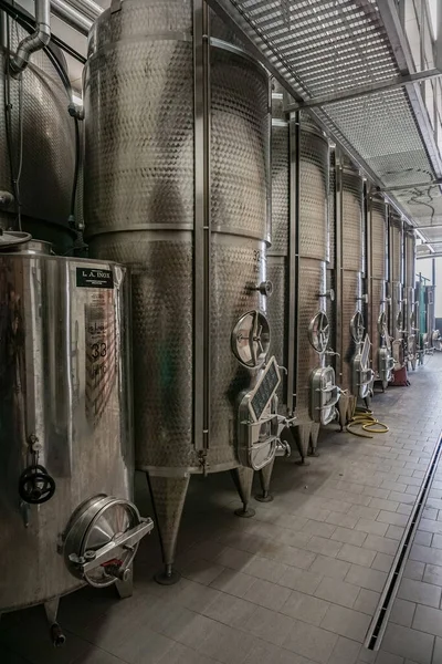 Tanques de vino de acero para la fermentación del vino en una bodega —  Fotos de Stock