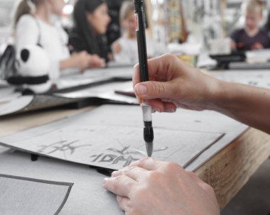 Shodo Japon kaligrafi fırçası yazma süreci öğrenme, hiyeroglifler çalışma. Yüksek kalite fotoğraf