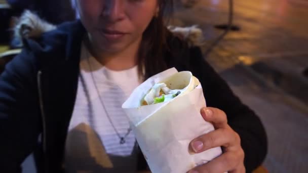 Primer Plano Una Mujer Sentada Comiendo Shawarma Calle Vertiendo Crema — Vídeo de stock