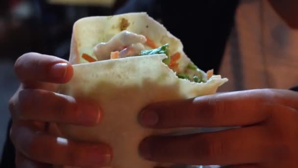 Primer Plano Una Mujer Comiendo Shawarma Con Sus Manos Calle — Vídeos de Stock