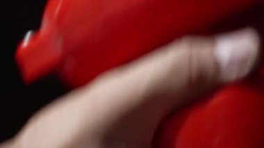 Bir adamın ellerine dış kapak takmak için yakın çekim