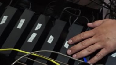 Şifreli para madencilik odasında birkaç sabit diski elektrik üfleyicisiyle yakın plan temizleme