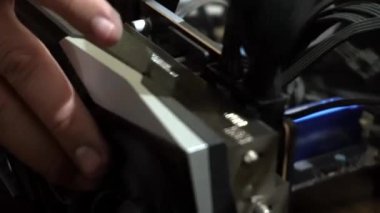 Bir kartın kirli hayranlarından çıkan toz bulutu yakın plan.