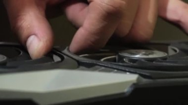Bir MSI grafik kartının hayranlarını, Lima, Peru - Kasım 2021 ile elektrikli bir üfleyici ile yakın plan temizleme.