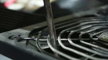 Bir soğutucu ana güç kaynağını Lima, Peru - Kasım 2021 ile yakın plan temizleme