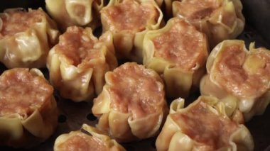 Shumai 'nin çeşitli parçalarından oluşan bir tabağa yakın plan. Chifa Çin Peru 'su tipik gündüz yemekleri.
