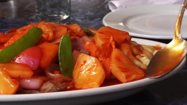 Nahaufnahme Essen Mit Einem Löffel Ein Gericht Von Kam Wantan — Stockvideo