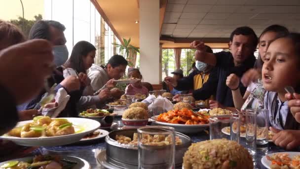 Rodzina Jedząca Serwująca Kilka Talerzy Peruwiańskiego Chińskiego Jedzenia Chifie Restauracji — Wideo stockowe