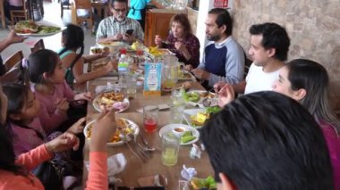 Lima, Peru Aralık 2021 'de, doğum günü için gün ortasında El Marati restoranında deniz ürünleri yiyen bir aile.