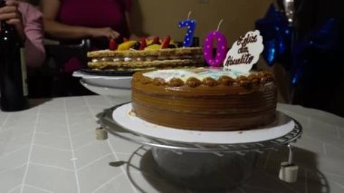 70 yaşını mumlarla dolduran ve 