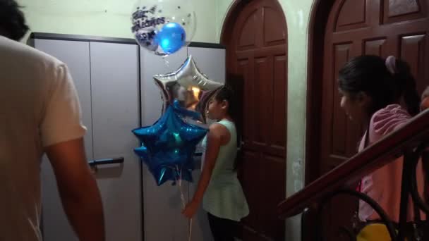 Yeğenlerin Büyükbabalarını Doğum Gününde Balonlarla Selamlamaları Heyecanlı Mutlu Olmaları — Stok video