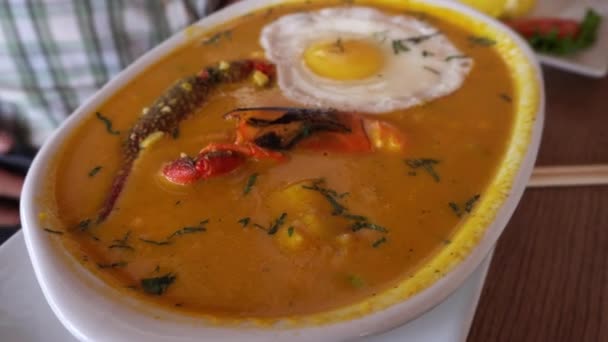 Closeup Plate Shrimp Chupe Soup Fried Egg Restaurant Daytime — Stockvideo