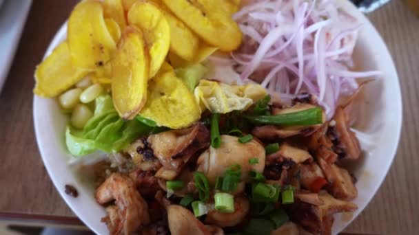 Nahaufnahme Eines Tellers Chaufa Reis Mit Meeresfrüchten Und Ceviche Einem — Stockvideo