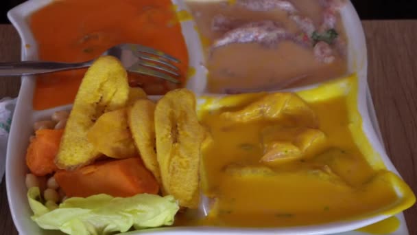 Gündüz Vakti Restoranda Renkli Ceviche Kızarmış Muz Marullu Tatlı Patates — Stok video