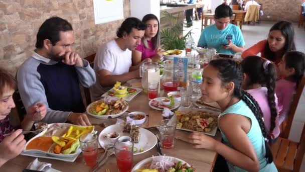 Οικογένεια Που Τρώει Θαλασσινά Υπαίθριο Εστιατόριο Κατά Διάρκεια Της Ημέρας — Αρχείο Βίντεο