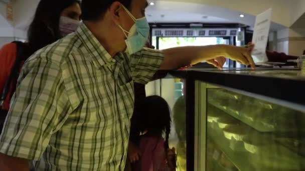 Közeli Kép Egy Családról Aki Szülinapi Tortát Választ Egy Üvegpulton — Stock videók