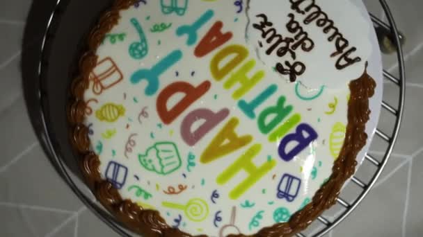 Zbliżenie Okrągłego Tortu Urodzinowego Widzianego Góry Obracającego Się Napisem Szczęśliwego — Wideo stockowe