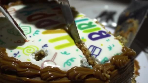 特写镜头切碎 用精美的蛋糕和桌上放着一把刀的海绵蛋糕招待一个快乐的生日蛋糕 — 图库视频影像