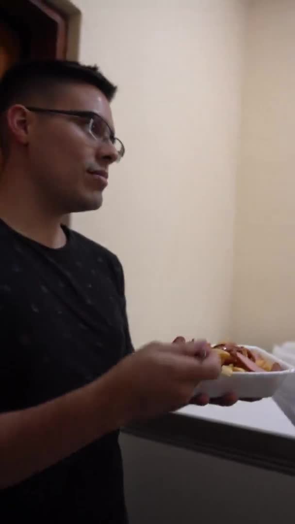 Pionowe Wideo Mężczyzny Okularach Jedzącego Salchipapę Typowe Peruwiańskie Jedzenie Smażonych — Wideo stockowe